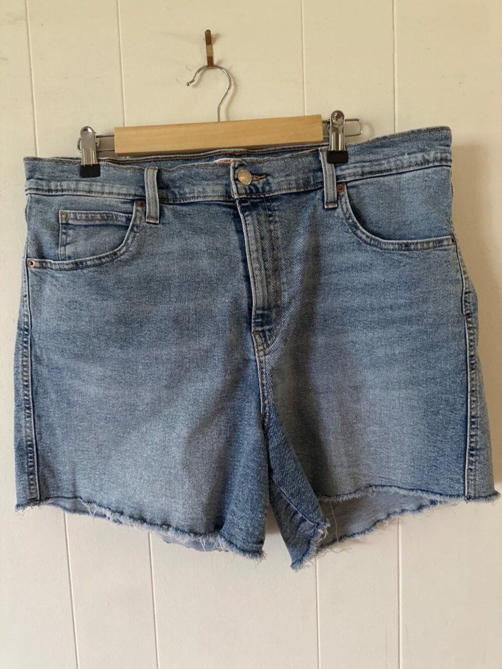 Signature By Levi Strauss Womens High-Rise Denim Shorts W33 Light Wash Raw Hem C